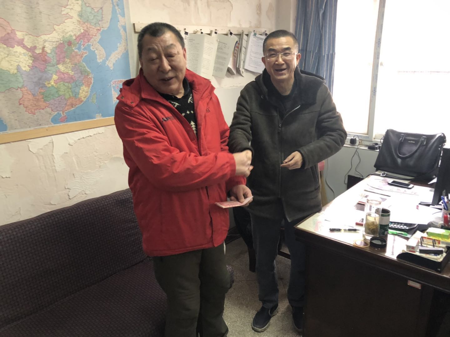 物業(yè)公司關(guān)愛(ài)困難職工送溫暖